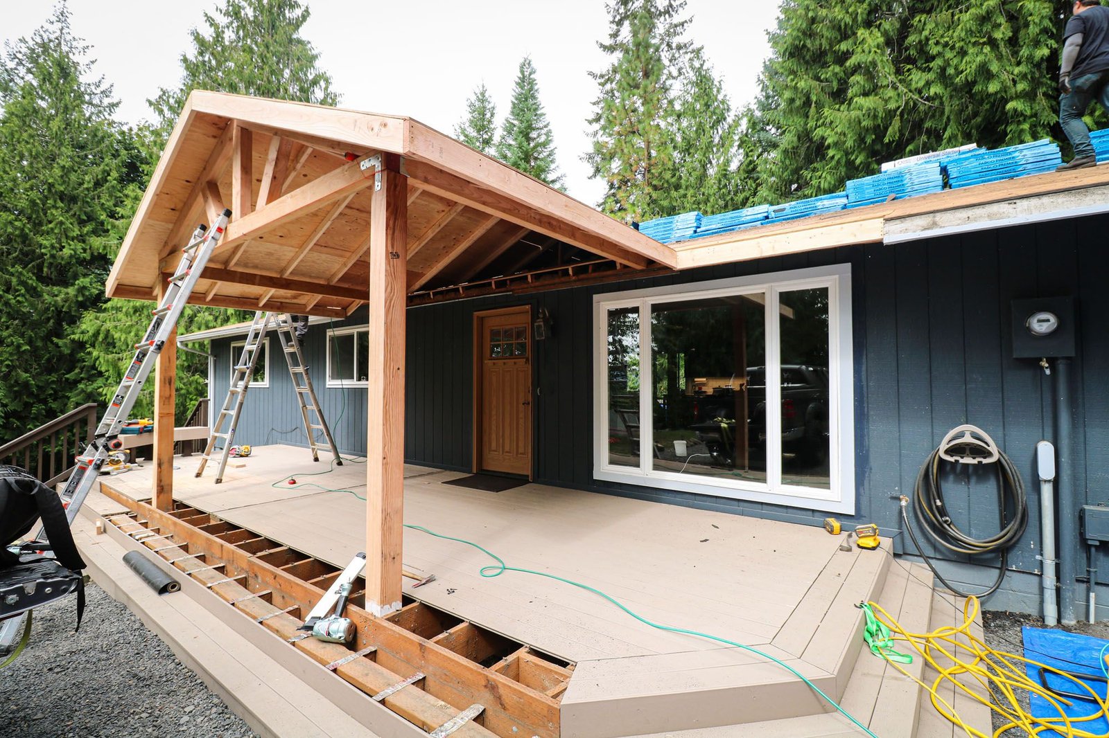 VC Contractor crew installing shingles on a home in Longview, WA